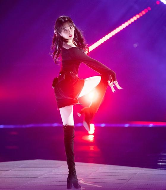 31岁陈小纭浪姐2惊艳坐地高抬腿姿势好辣美腿白到发光