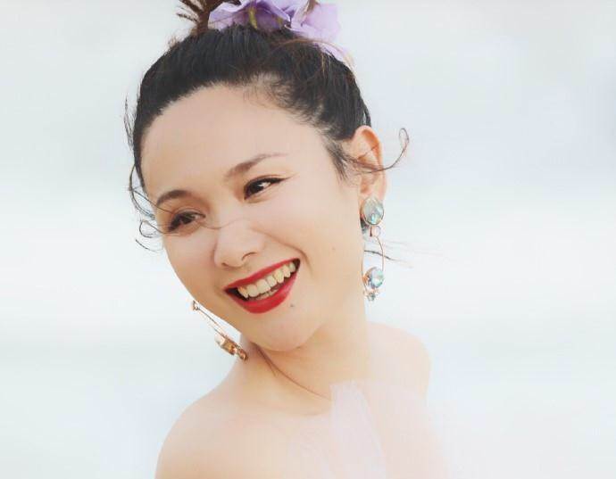 《姐姐2》程莉莎自信献唱,一身旗袍复古味足,低沉嗓音超性感