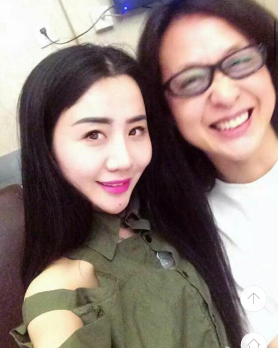 歌手谢军商演任人抱着拍,曾因《那一夜》爆红,开7家公司成富豪