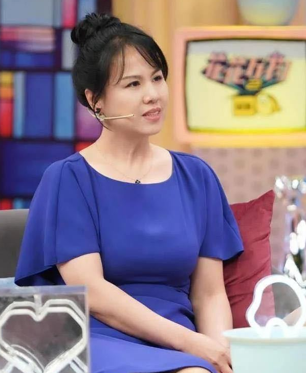 郑爽父母旧照被扒,生活中他们特别能装,买豪宅别墅从不手软