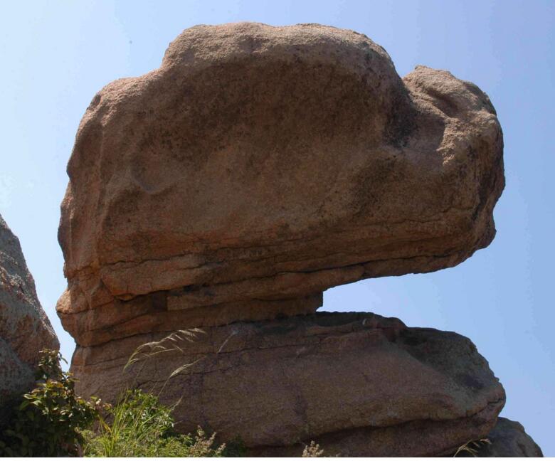蒙山有个带地图的巨石,它能随着手的力量而动,被人称为指点江山