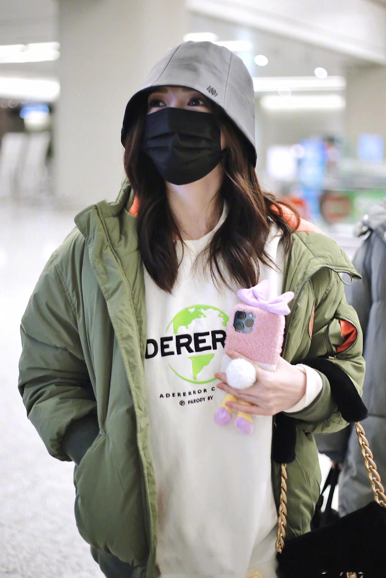 江疏影气质是真的好,军绿色羽绒服配紧身裤低调简约,美出新高度