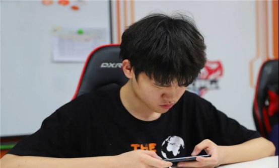 kpl:dyg易峥喜获官方正名,易蒸发成不死金身,kda高达14.25