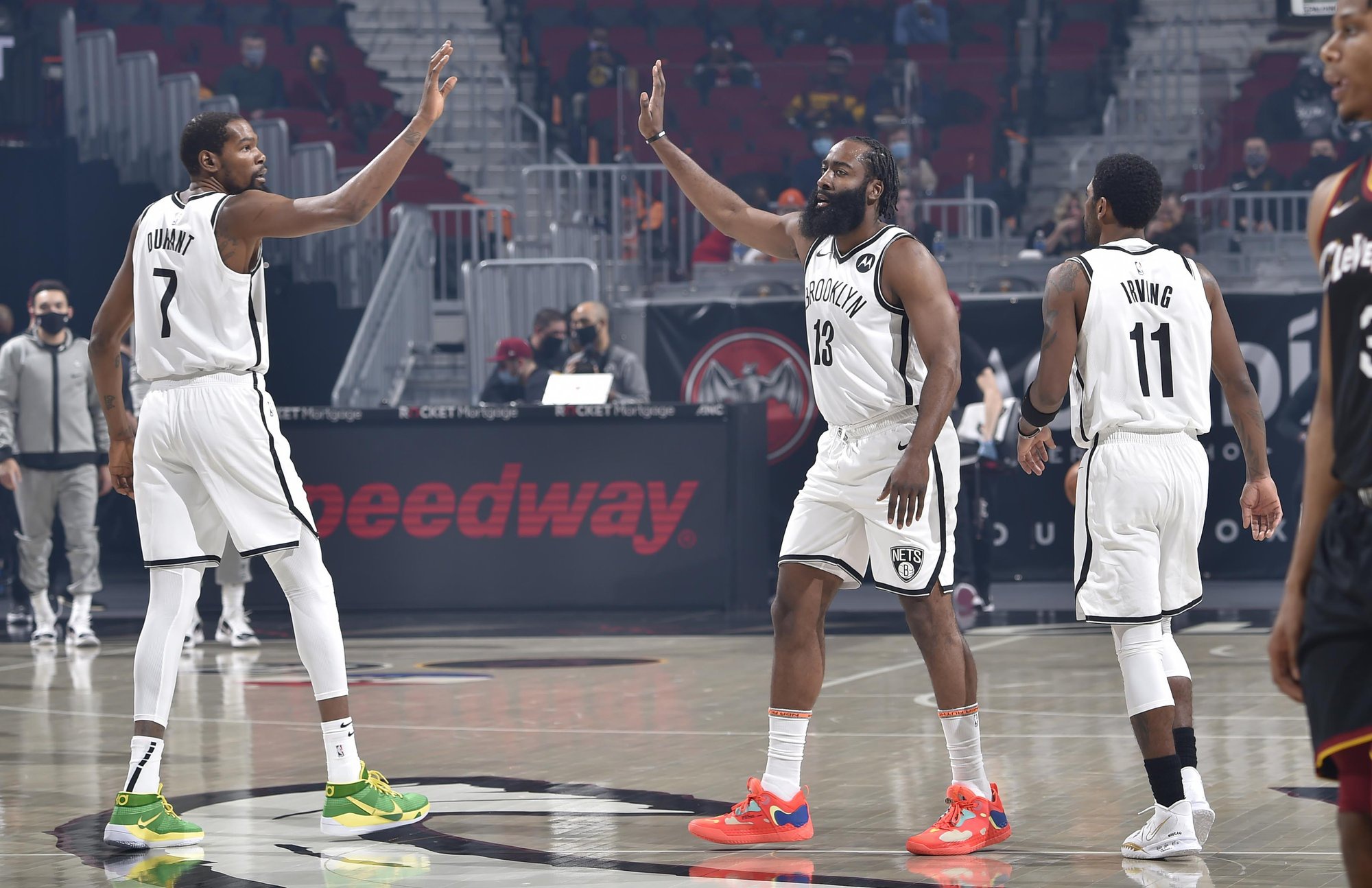 篮网三巨头首秀成全了一小将!