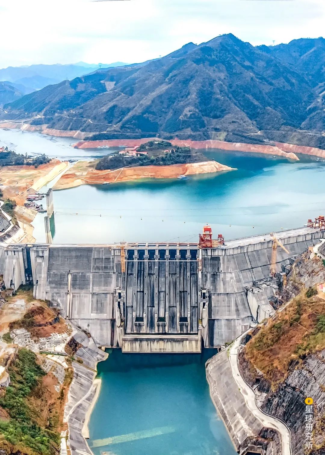 03借力打力在广东省北部一座体态轻盈,造型优美的大坝巍然屹立于峡谷