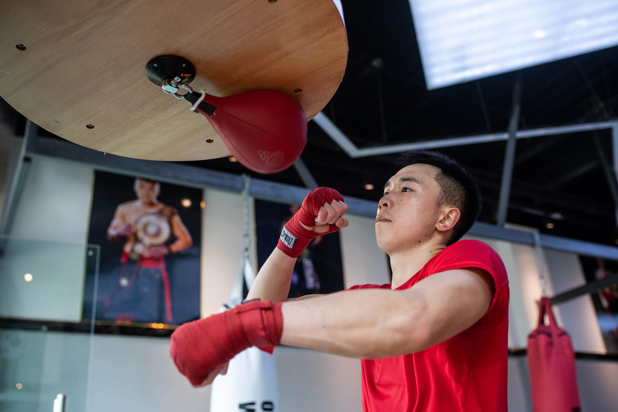 原本计划与他进行世界拳王统一战的是来自中国的wba羽量级拳王徐灿