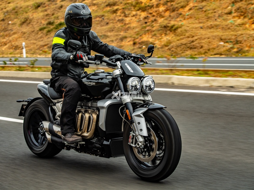 2500cc专治一切不服爱卡试驾凯旋火箭3