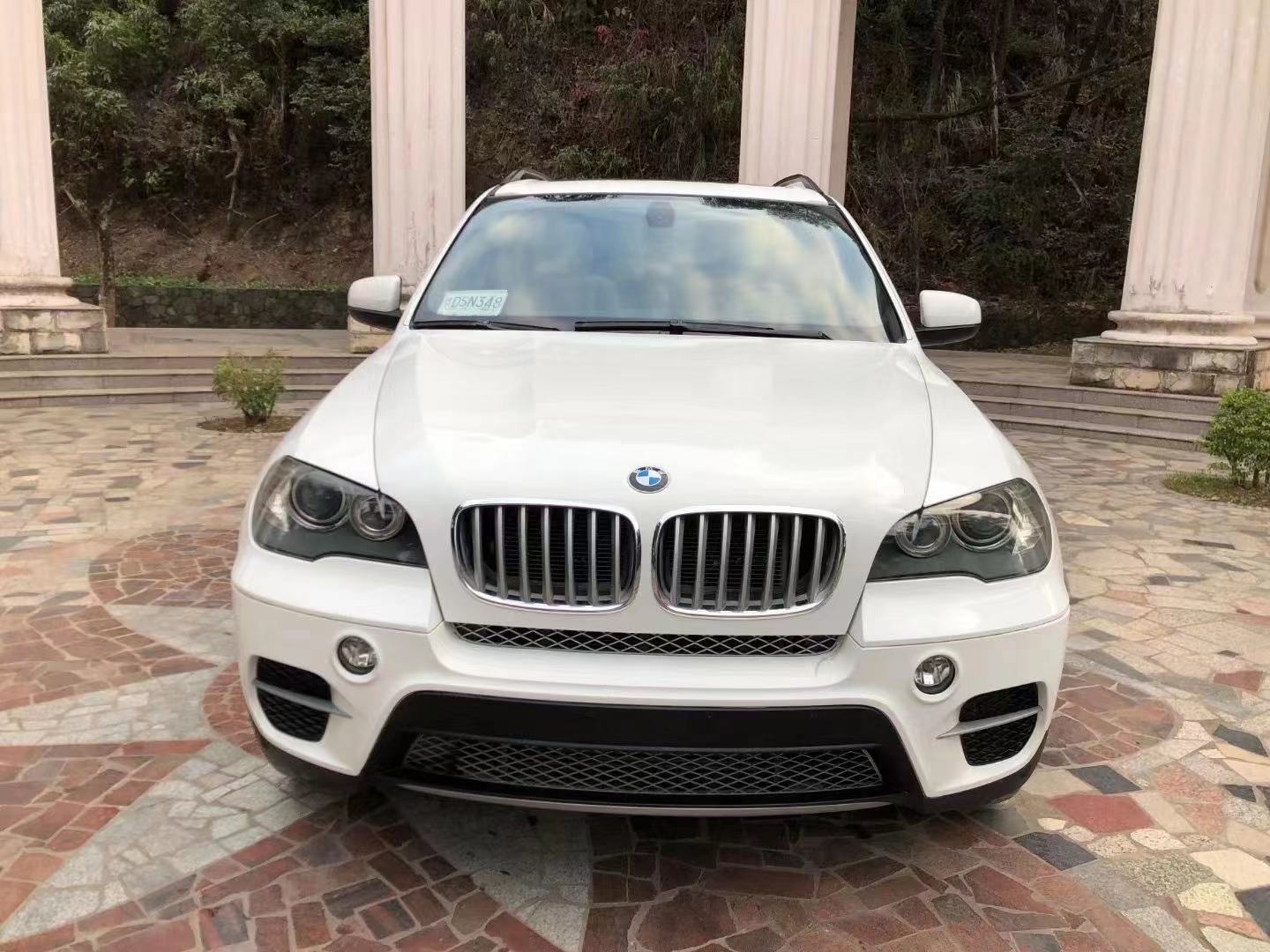 13年宝马x5柴油版售价13万,车身姿态很霸气,气质硬朗