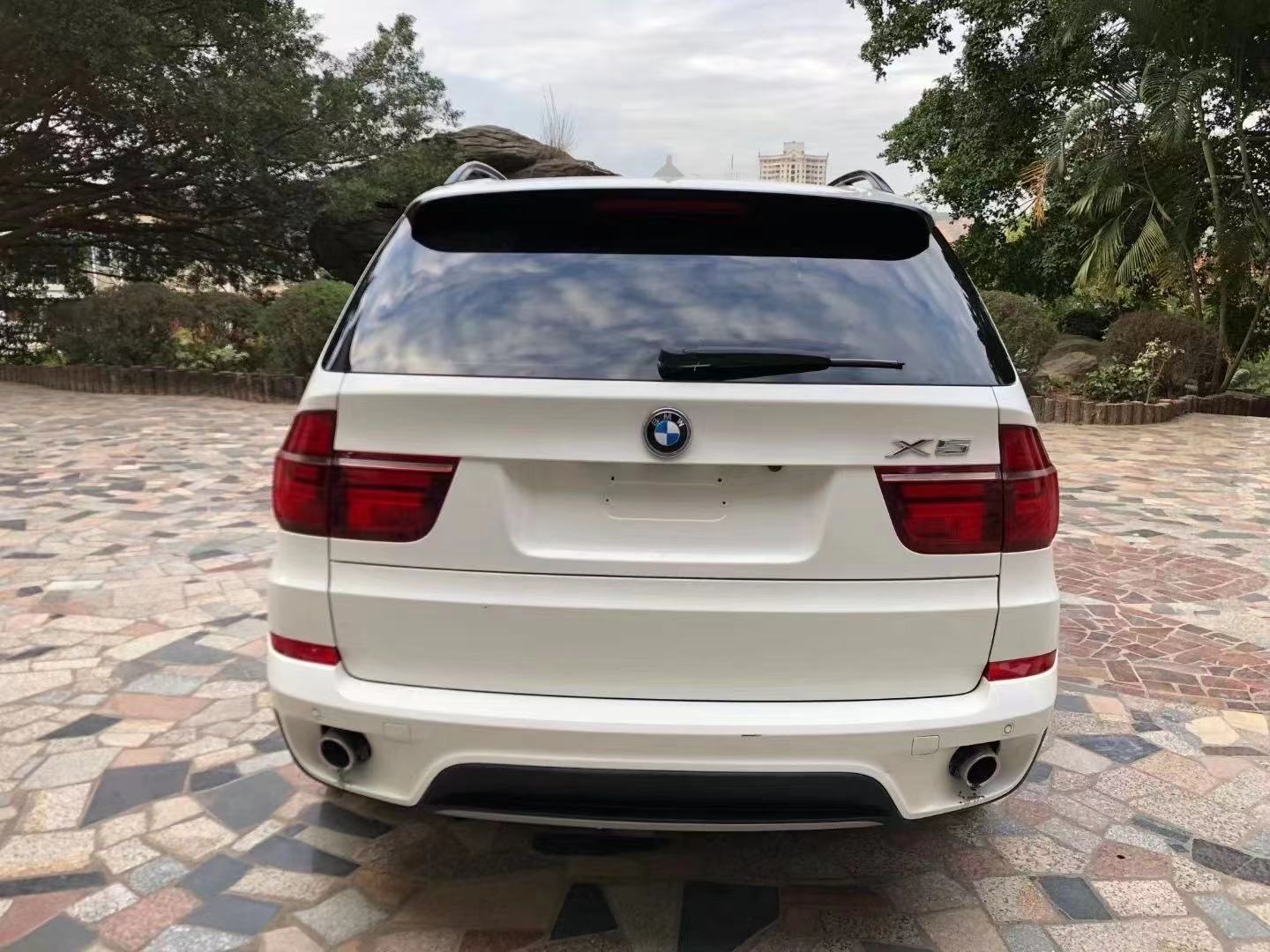 13年宝马x5柴油版售价13万,车身姿态很霸气,气质硬朗