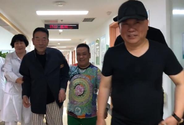 杨少华三亚度假归来,眼睛都睁不开被指蔫了,儿子杨议全程搀扶