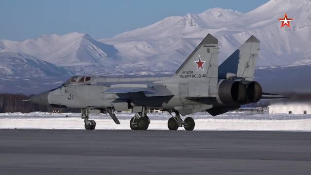 俄军米格-31bm截击机在堪察加上空模拟拦截敌机训练