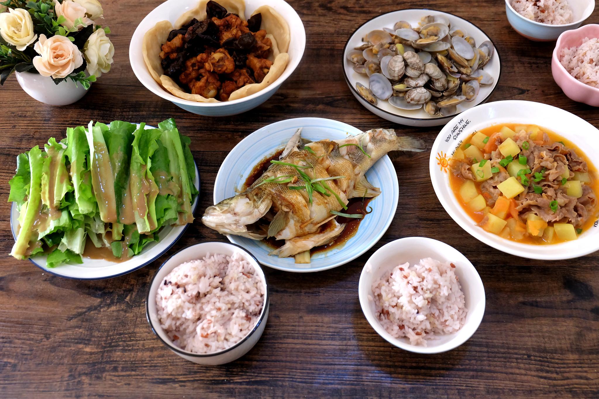 晒我家午餐,妈妈忙活一小时,家常菜营养美味,花钱不多全家爱吃