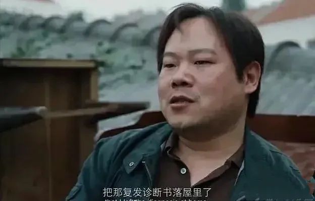 魔术逗她开心;医院里,为了让女儿乖乖吃饭,父亲骗女儿自己吃过牛肉饭