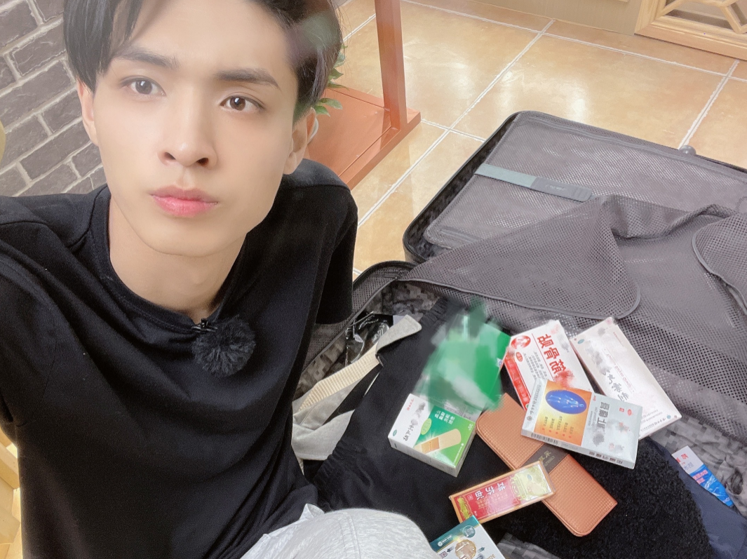 不说相声改武打德云社秦霄贤扛一箱跌打损伤药要录新综艺