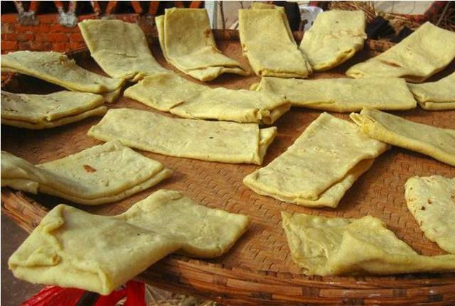 豆粑的制作工艺很特别,主要包括把各种豆类,大米等浸