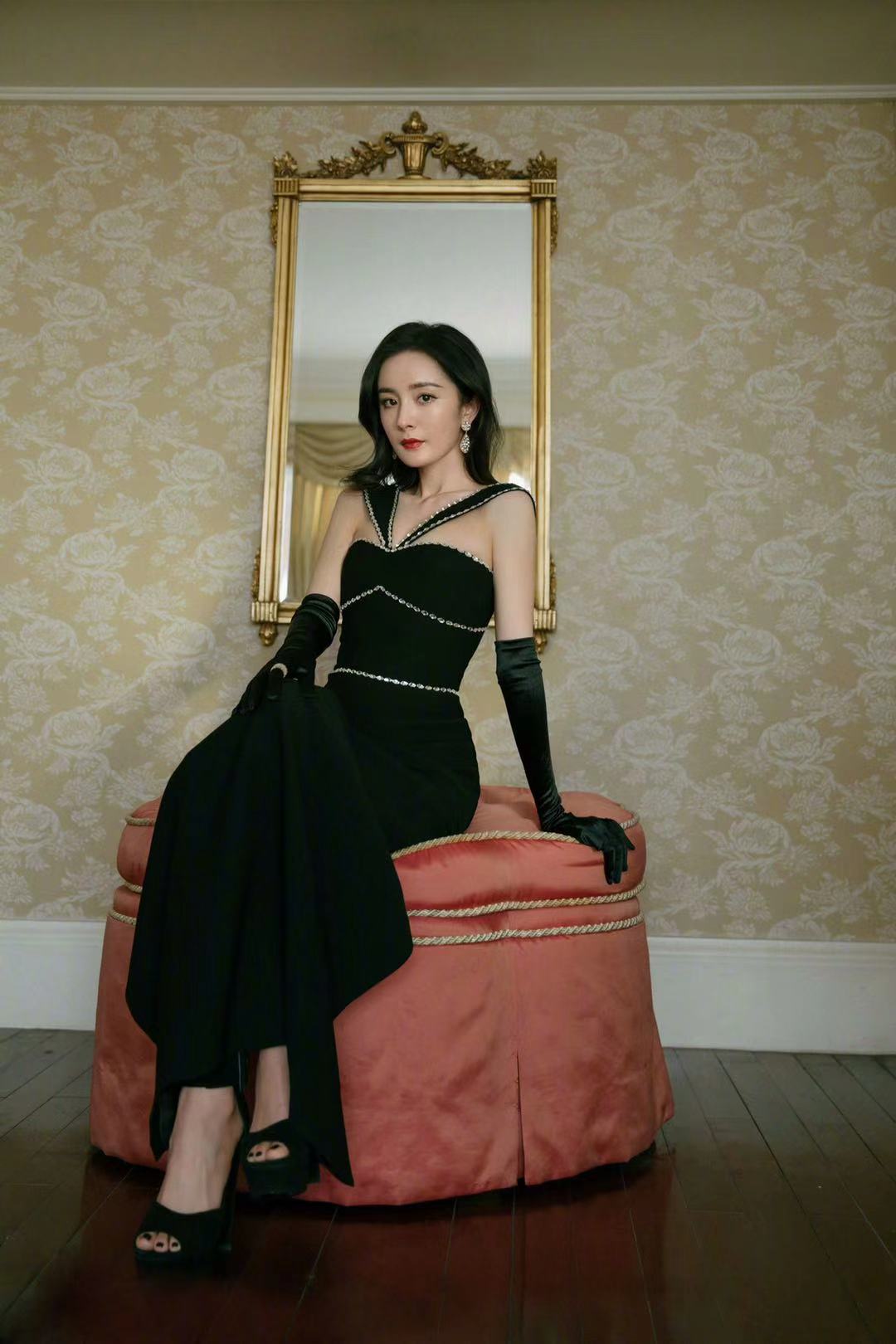 杨幂用复古黑色手套搭配修身长裙身材比例非常美