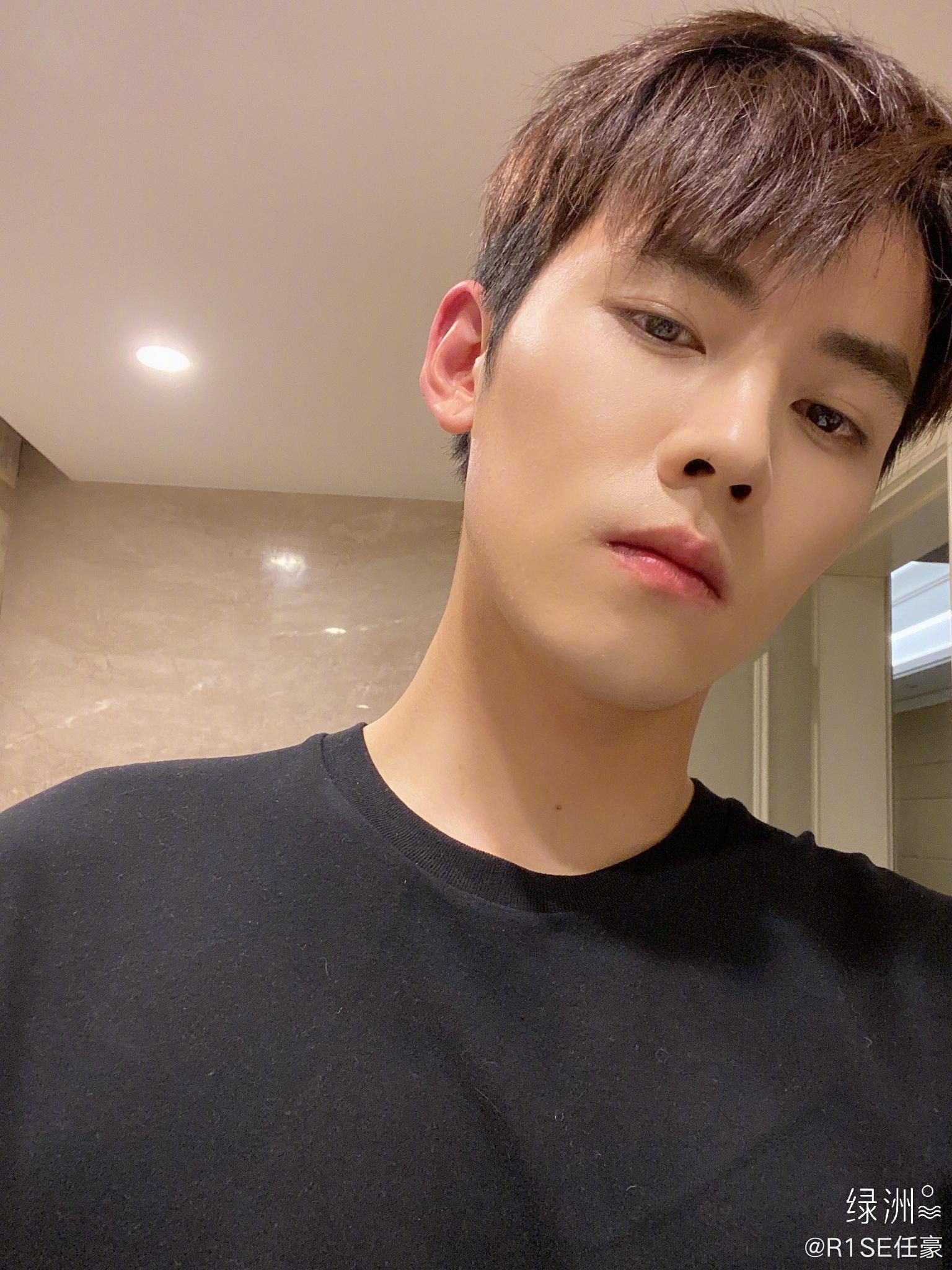 任豪大帅哥下次自拍换个角度吧毕竟2021了想看帅哥另一面