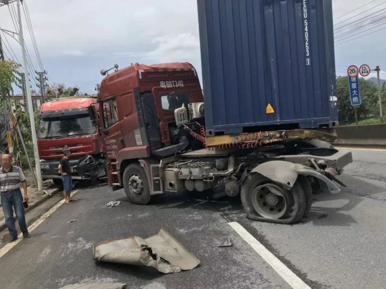 为啥大货车遇到情况都不会避让?车主:谁敢拿生命去开玩笑