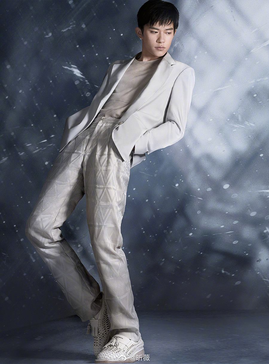 易烊千玺多套西装风衣可文艺可休闲解锁内敛舒适硬朗有型