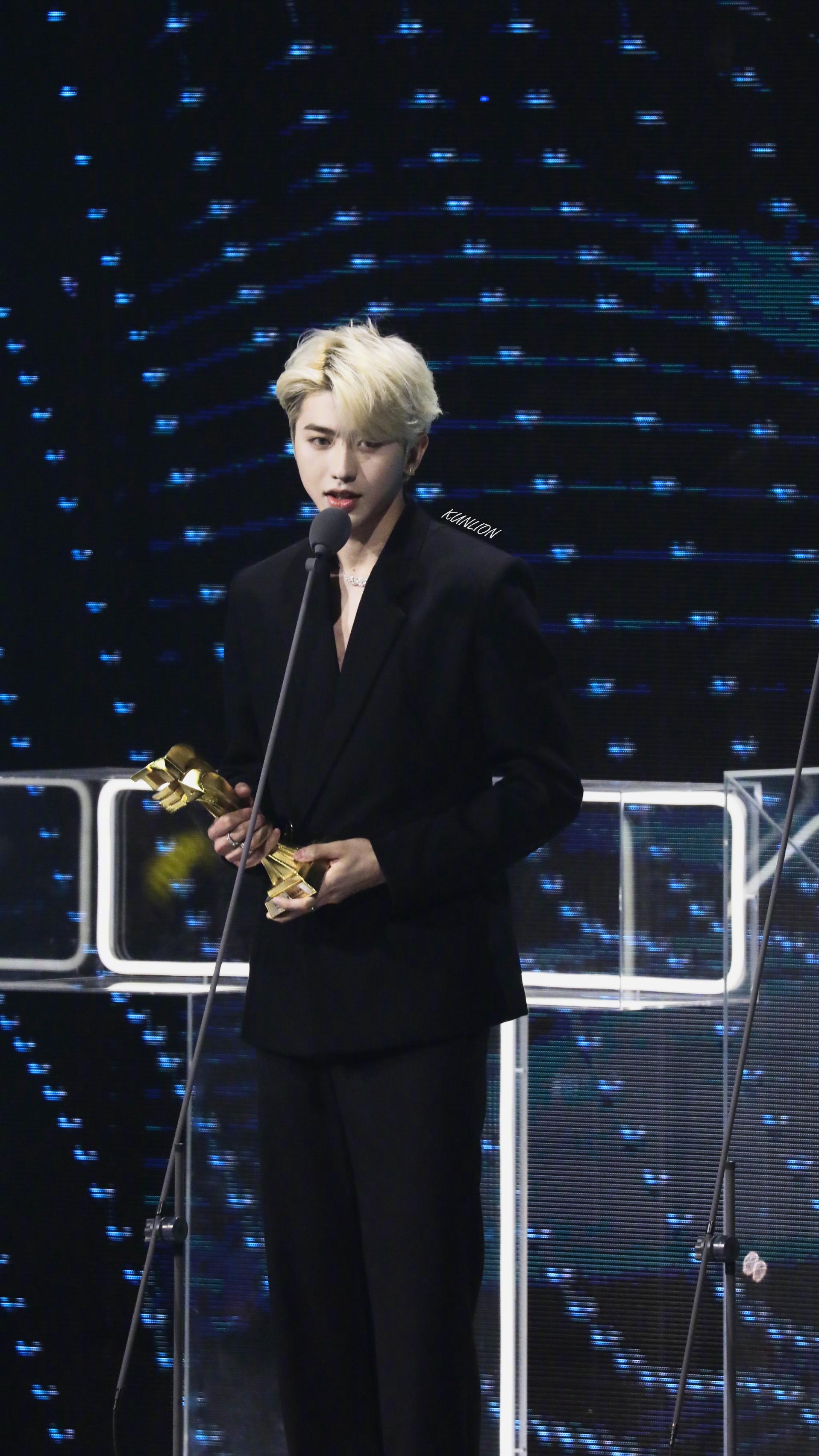 蔡徐坤的身材比例也太绝了银发yyds