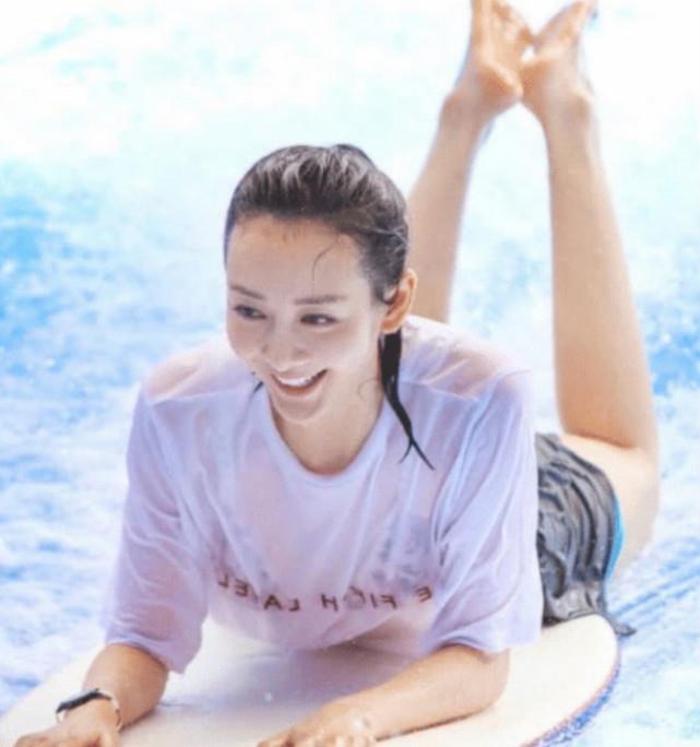 王鸥戏水照遭全网传看她素颜下真实肌肤难怪直男都爱她
