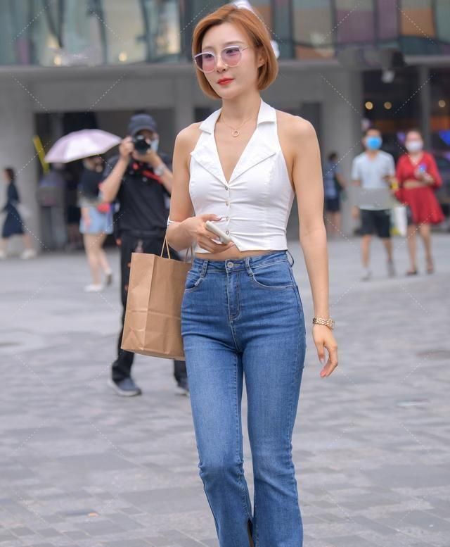 深蓝喇叭裤搭配挂脖露背上衣,会让人忍不住想多看两眼休闲区蓝鸢梦想 - Www.slyday.coM