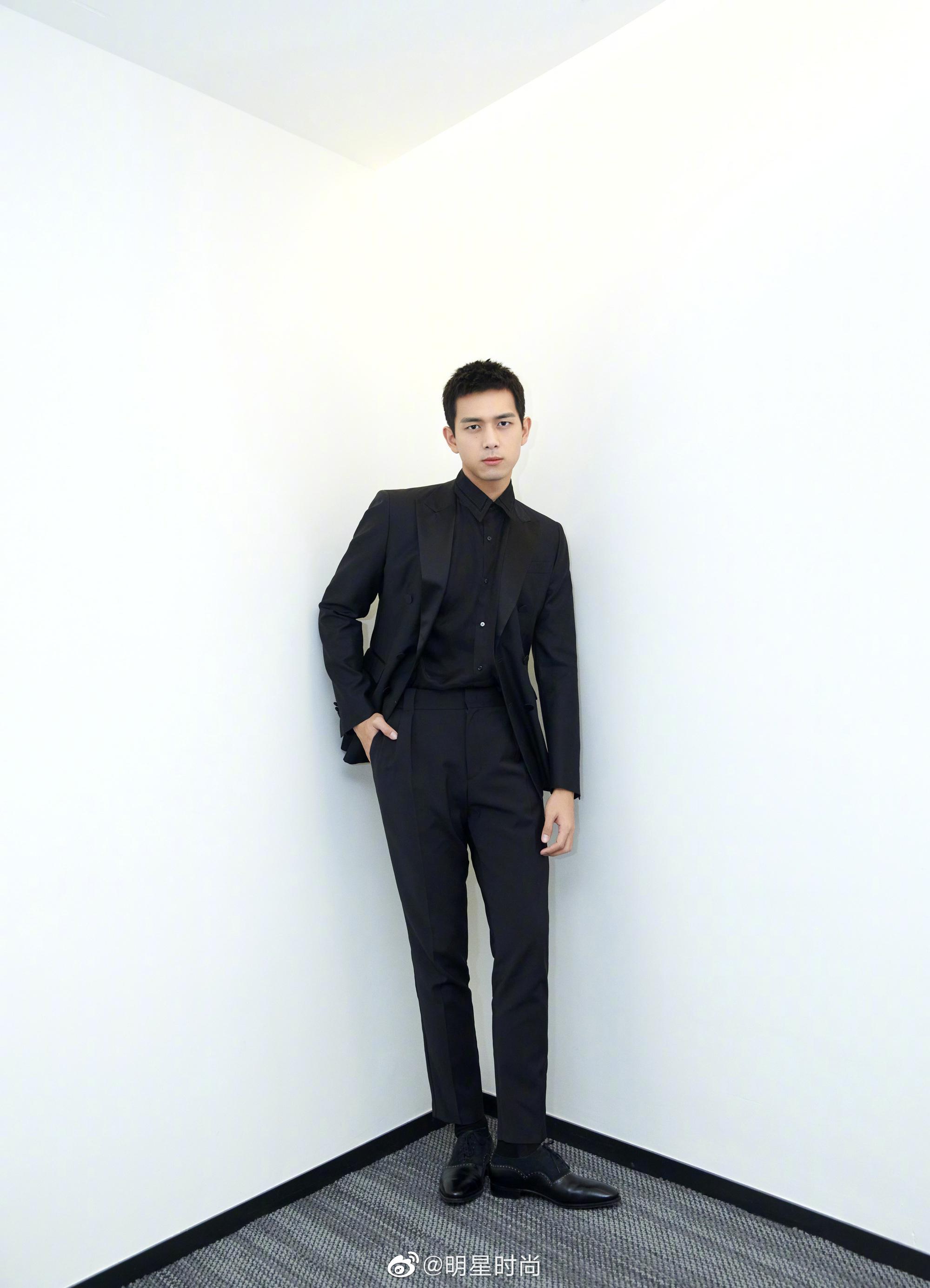 今日份李现的造型,那个久违的gun神又回来了