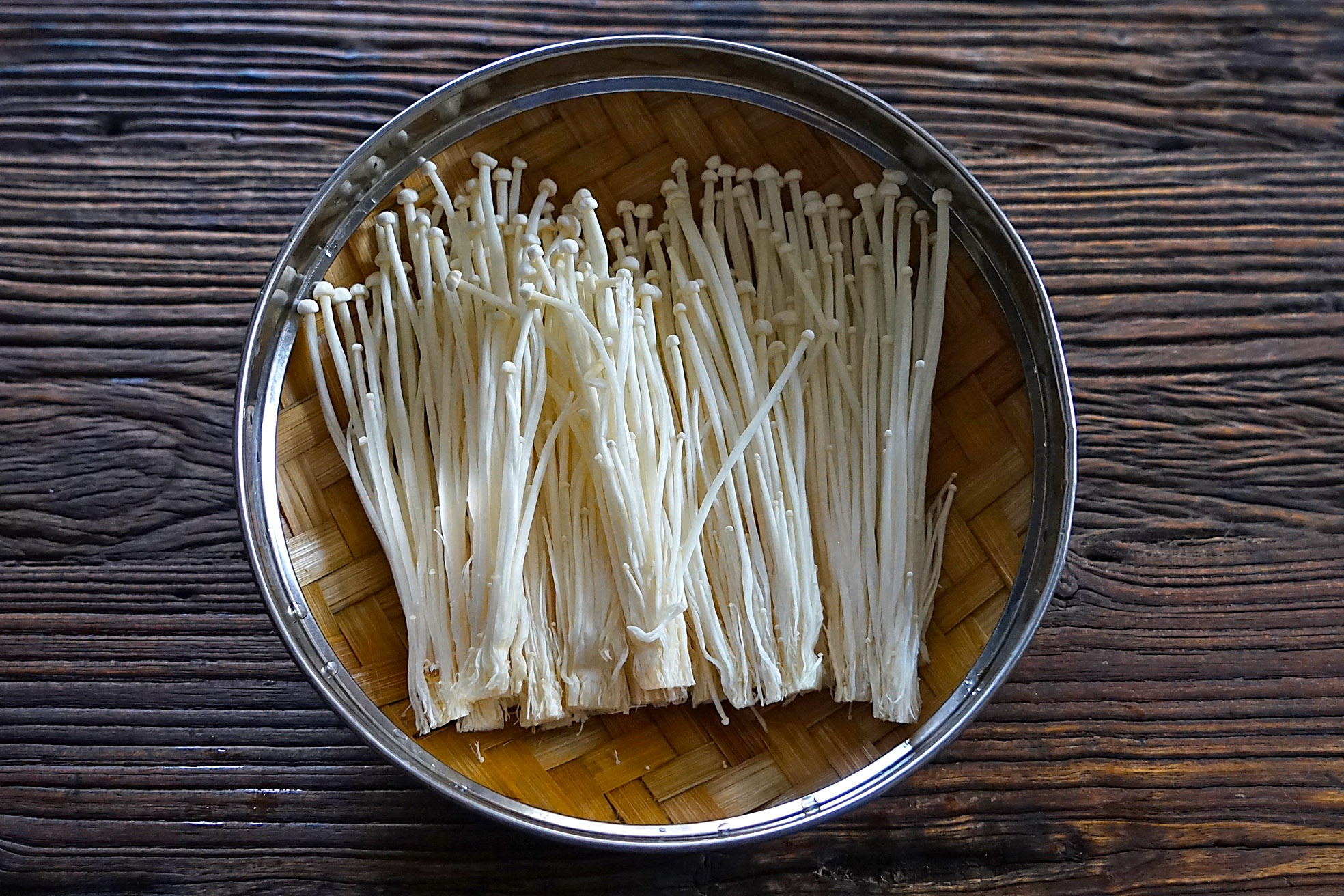 3,将金针菇切去根部后,解成一小簇一小簇的,如果怕牙不好易塞牙的话