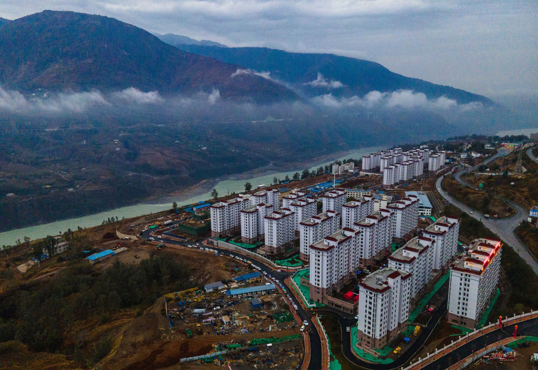 金沙江白鹤滩水电站巧家库区启动移民搬迁入住