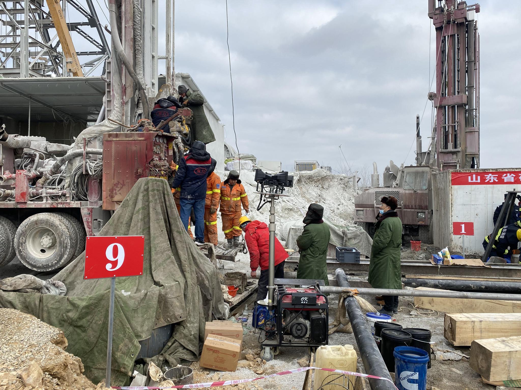 1月20日上午11点多，9号钻井口，救援人员正在配合作业。救援人员供图。