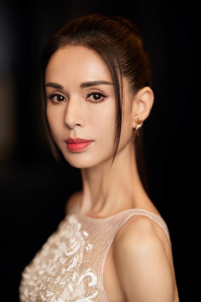 李若彤精修照瘦得皮包骨,脖子上尽是青筋,双手纹理暴露真实年纪