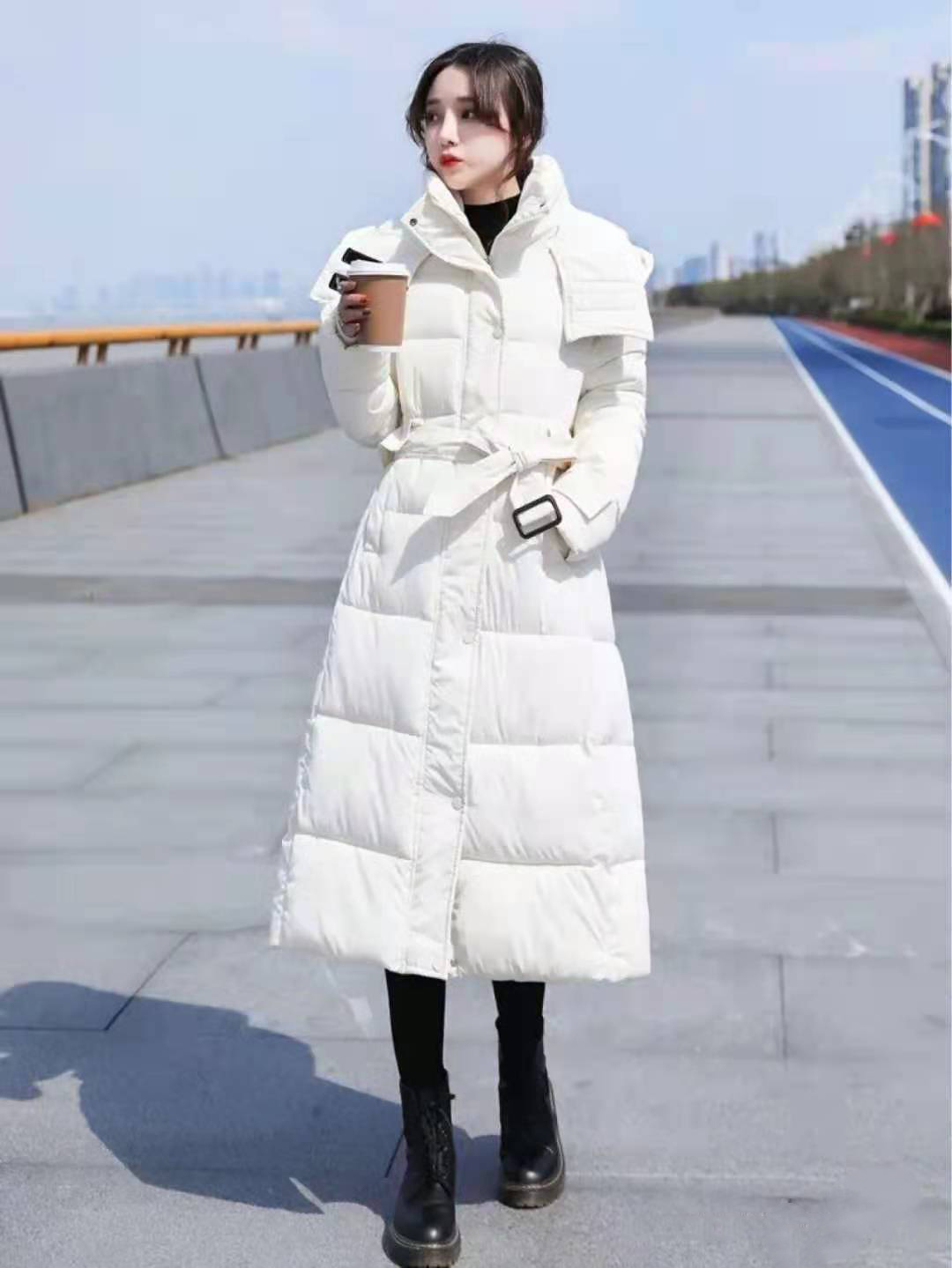 时尚保暖"套路"揭秘,一件白色羽绒服即可,减龄又百搭