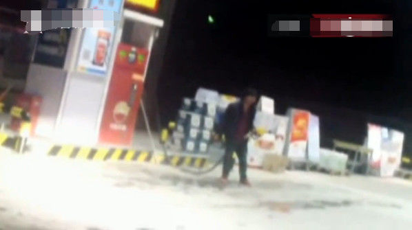 男子酒后大闹加油站，手持油枪扬言​点火，下一秒悲剧了休闲区蓝鸢梦想 - Www.slyday.coM