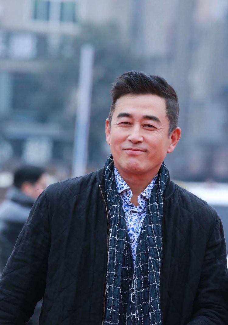 老戏骨王志飞:聋哑父母先后离他而去,娶小14岁娇妻背后有遗憾