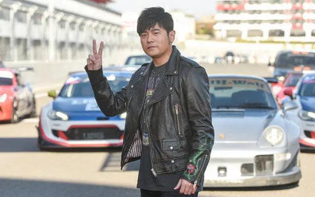 看得出来两人的关系很好,当天周杰伦穿着一件黑色的皮衣内搭卡通t恤