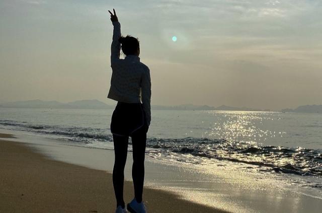 像是这一张照片,赵今麦在海边散步,她就在镜头展现了一个背影,拍这个