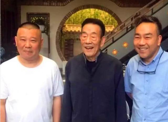 郭德纲请杨少华吃饭,双手搀扶显恭敬,餐馆人均仅80元被嘲寒酸