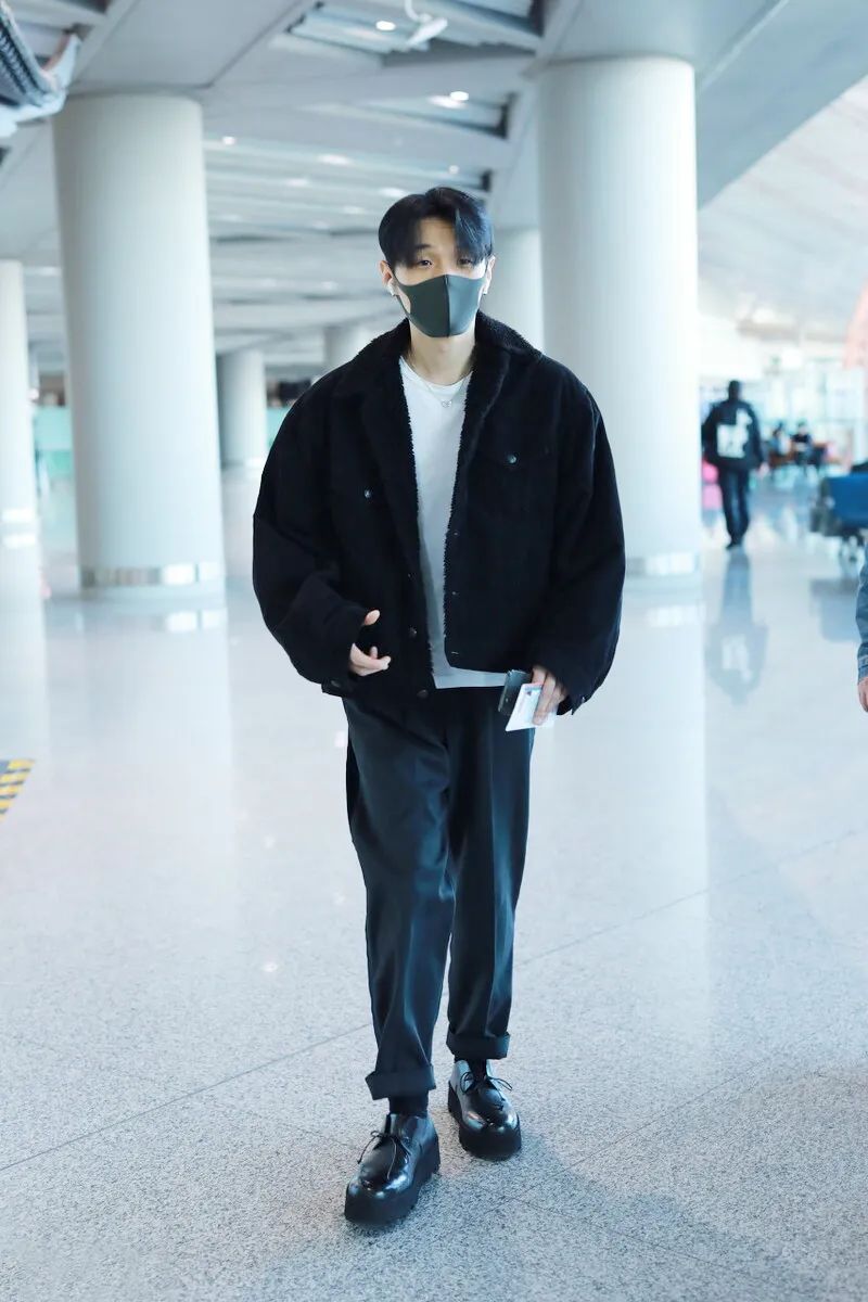 李荣浩与杨丞琳久别重逢,牛仔裤造型文艺帅气,这状态很有活力感