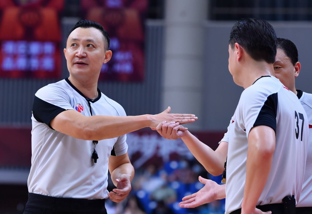 cba裁判丧失底线!肘击打歪对手鼻子,闫军无动于衷引众怒