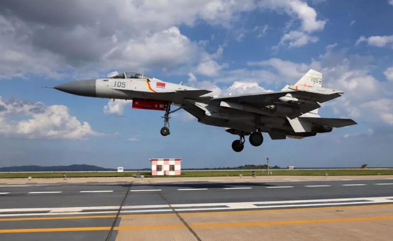 歼15去哪了？山东舰抵港甲板上空空如也，得知真相后美直呼上当|航母|舰载机|甲板_新浪新闻