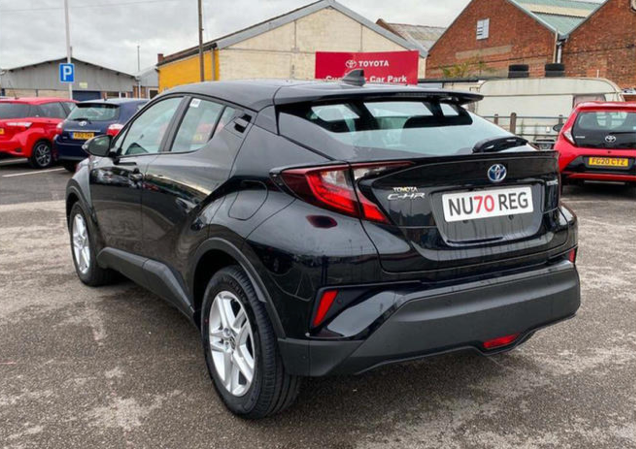 新车速递丨比想象中更省油 丰田全新c-hr双擎实拍