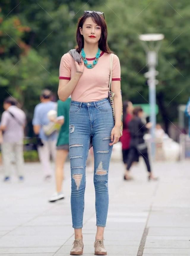 女孩子在年轻的时候都很喜欢的颜色,因为这样会让自己显得很娇小可爱