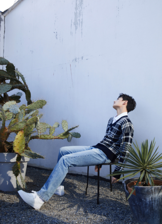 杨洋帅出新天际,蓝白格纹学院风拍大片,气质干净少年感满满