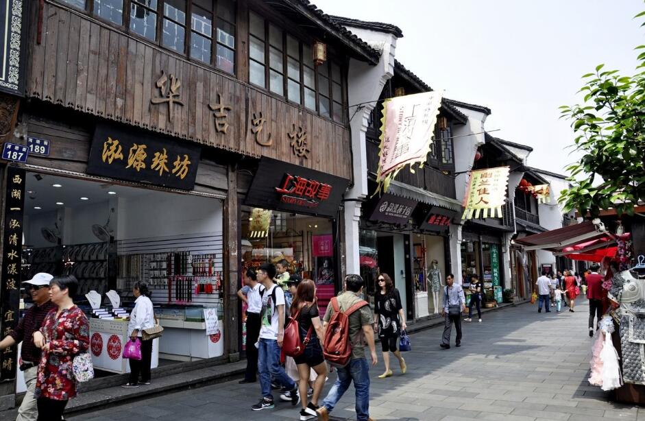 杭州非常繁华的步行街全长为1800米誉为杭州的皇城根儿