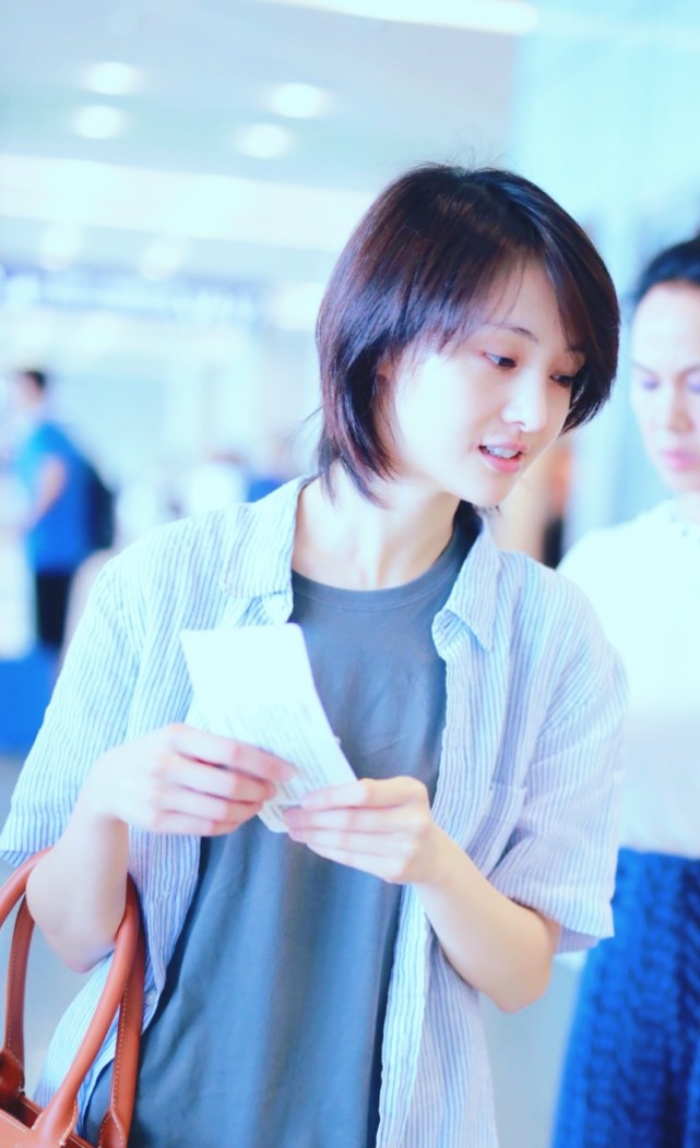 郑爽在和天娱传媒解约之后,并没有加入任何的经纪公司,而是郑爽的父亲