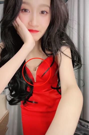 关晓彤穿吊带秀热舞胸口一层薄纱防走光肚子隆起被调侃像孕妇