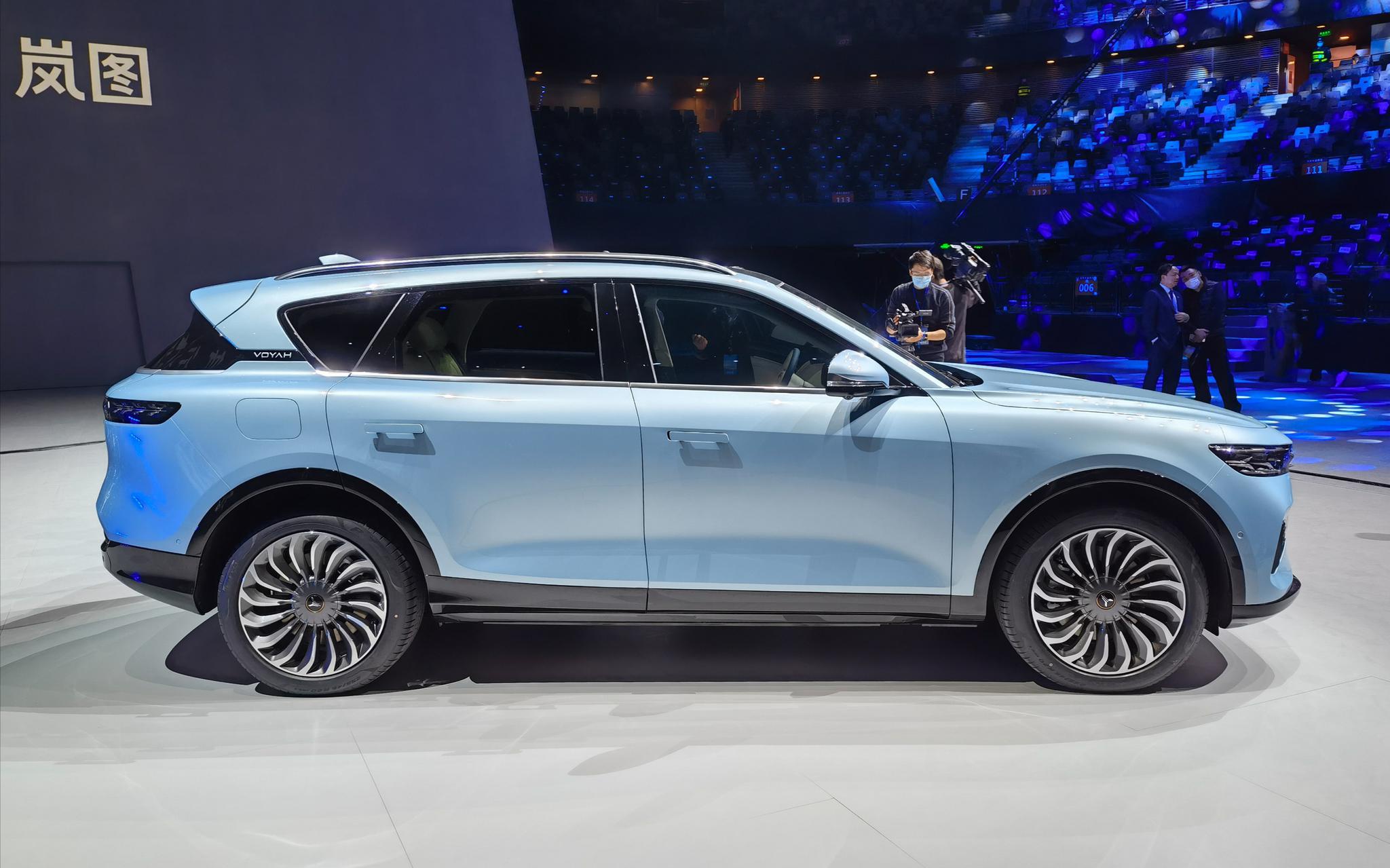 低油耗的国产suv,而且内饰更加豪华,带你看岚图新车-新浪汽车