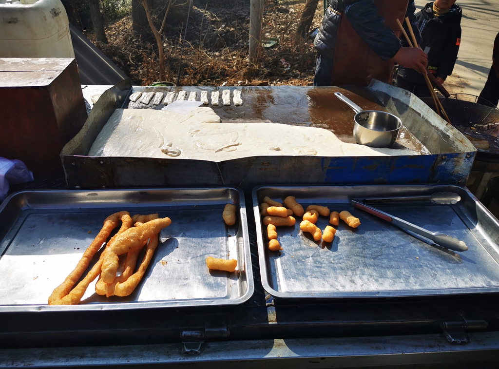 色香味俱佳,农民大哥炸油条的手艺绝了,每天走村串巷月入近万