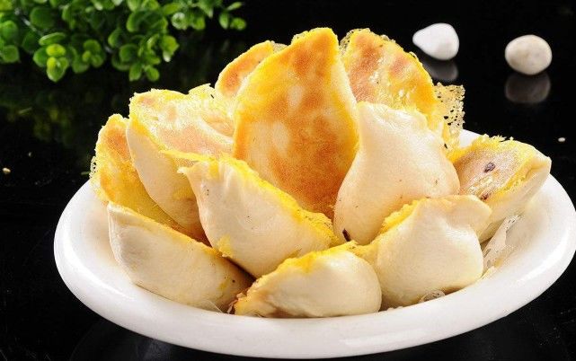 在锅里面倒入适量的食用油,油温5成热的时候,把包子放进锅里面,在煎