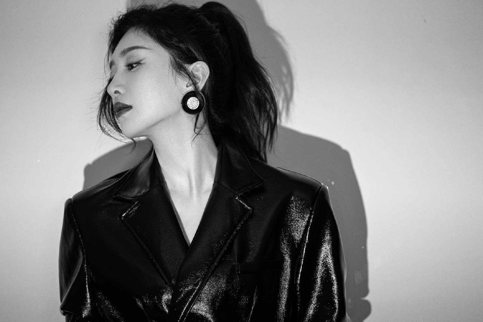 江疏影黑色收腰皮西装利落的高马尾飒性十足酷girl没跑了